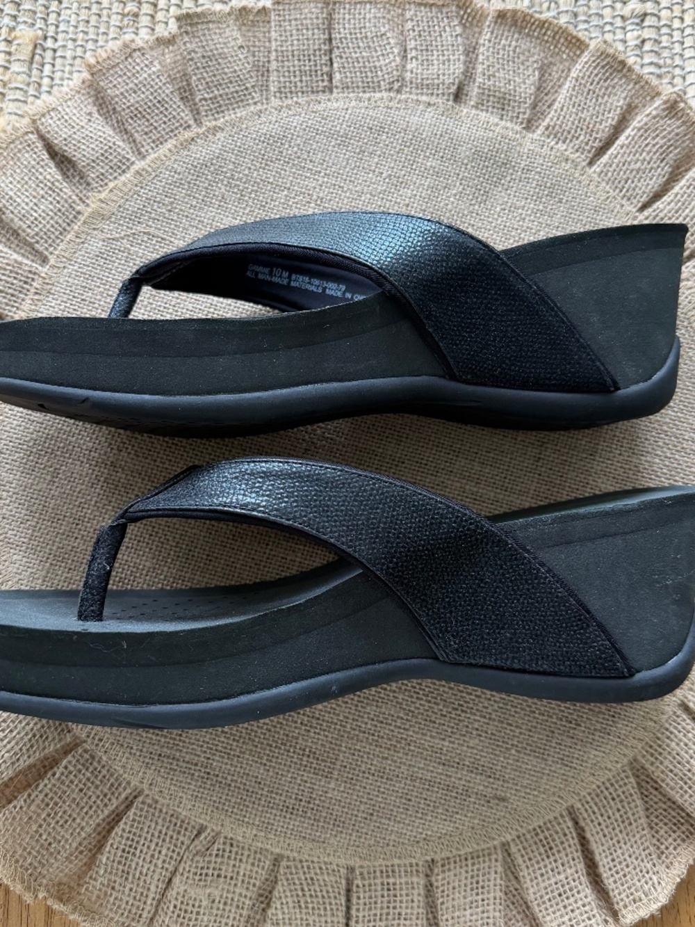 Baretraps Women's Thong Sandals Black Sz 10 Memory Foam comfort